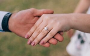 Mlda i mladoženja verenički prsten