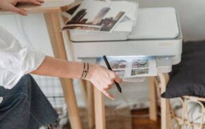 Žena štampa fotografije na kućnom štampaču