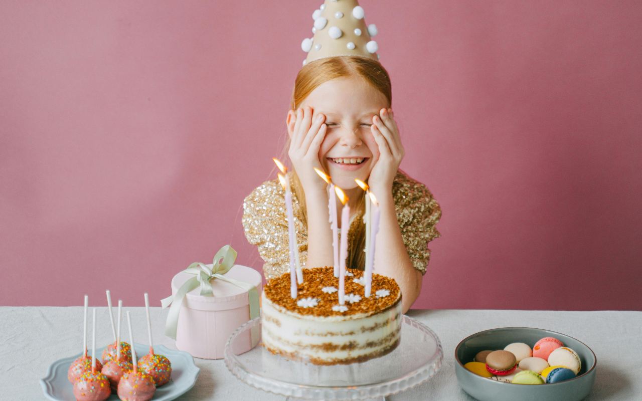 Devojčica slavi svoj rođendan