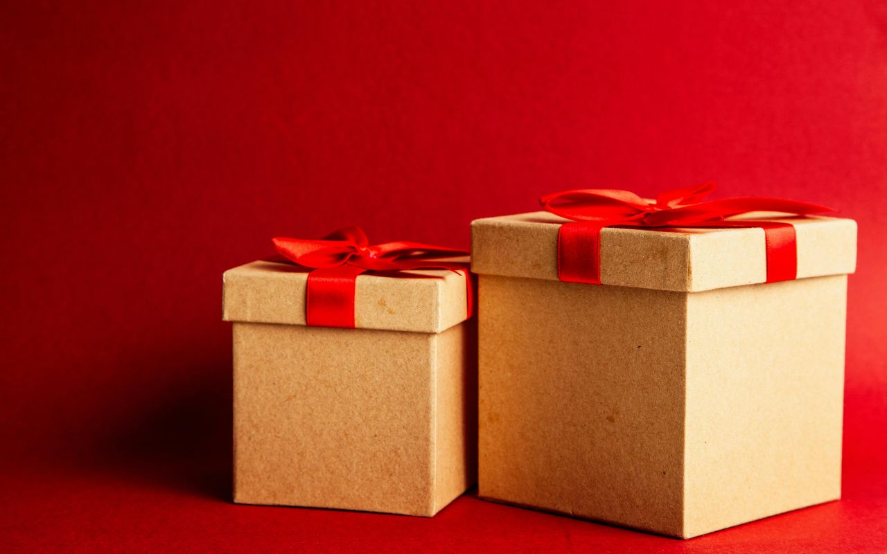 Dva upakovana poklona