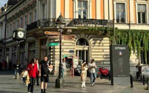 Knez Mihailova ulica kojom hodaju turisti.