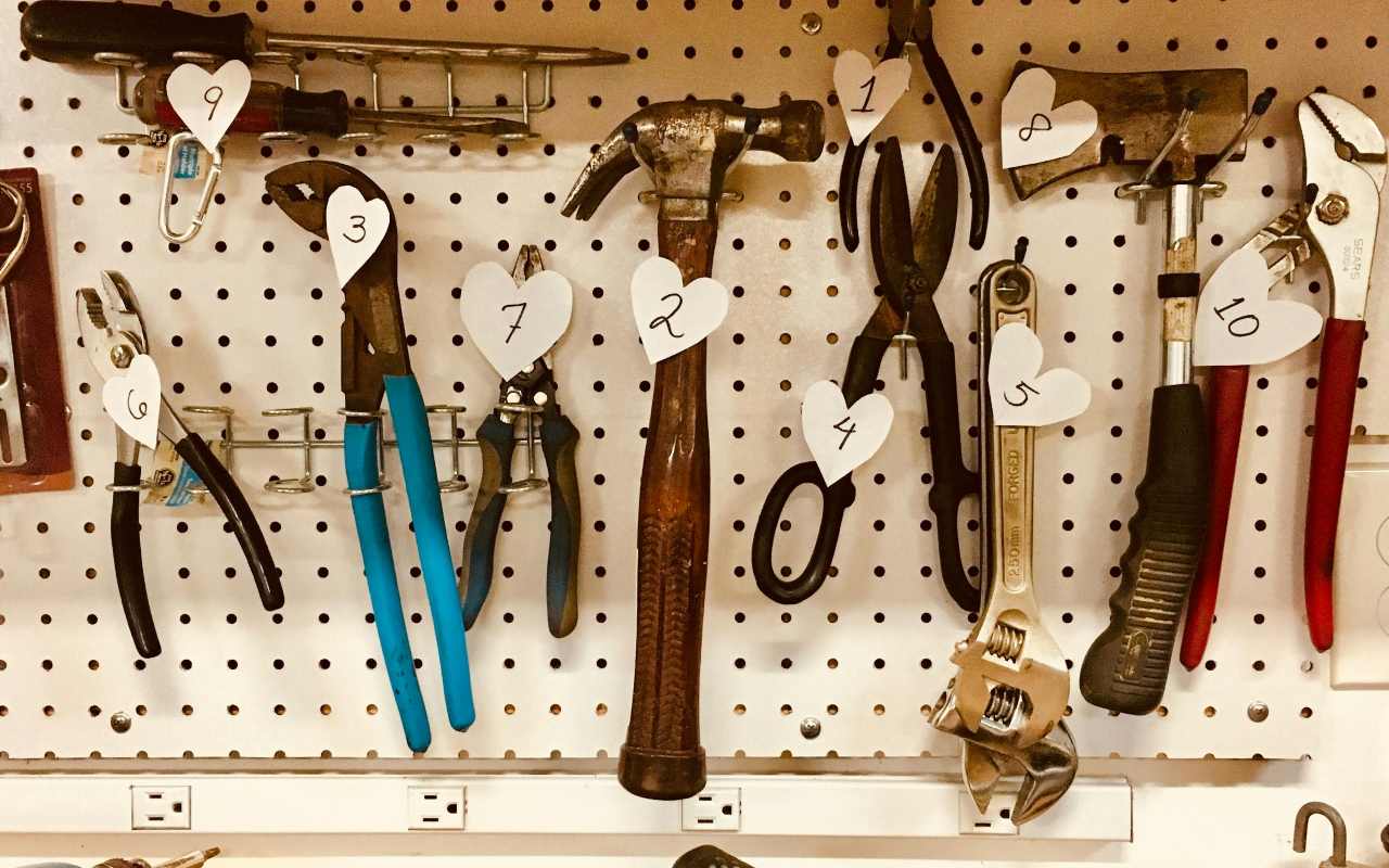 Alat zakačen na policu.