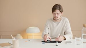 Čovek se sprema da izmeri šećer sa aparatom