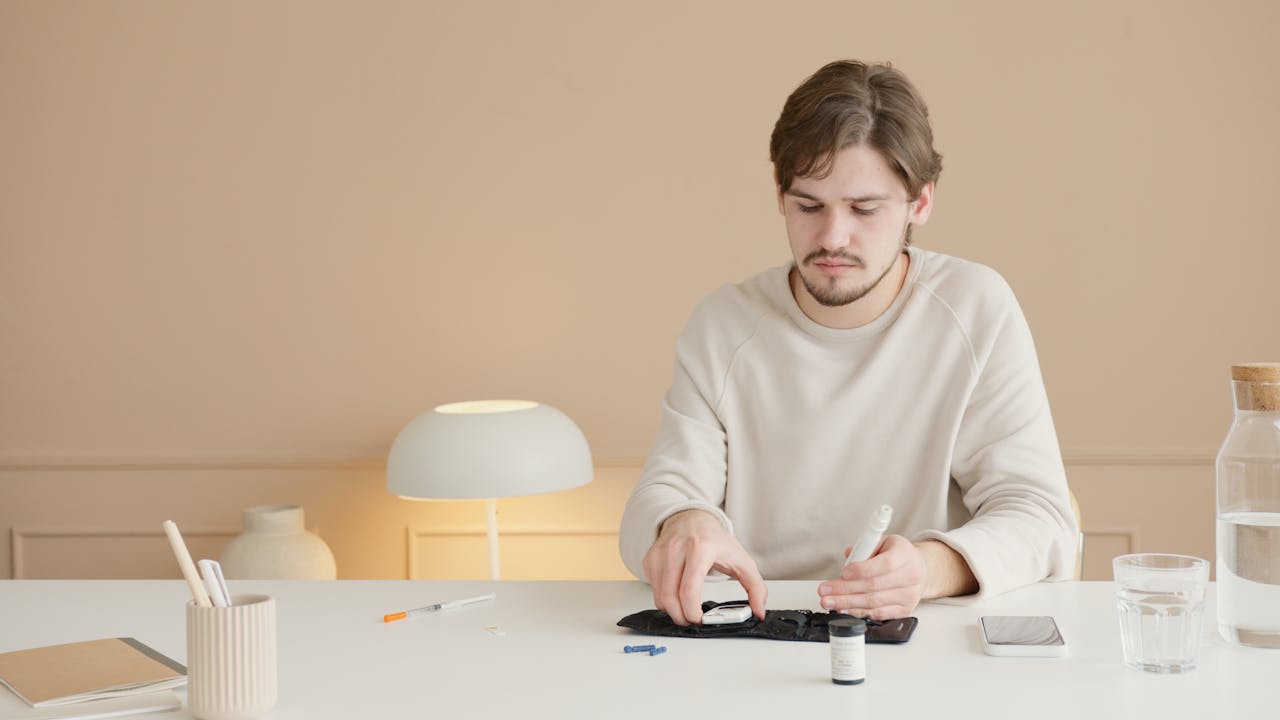 Čovek se sprema da izmeri šećer sa aparatom