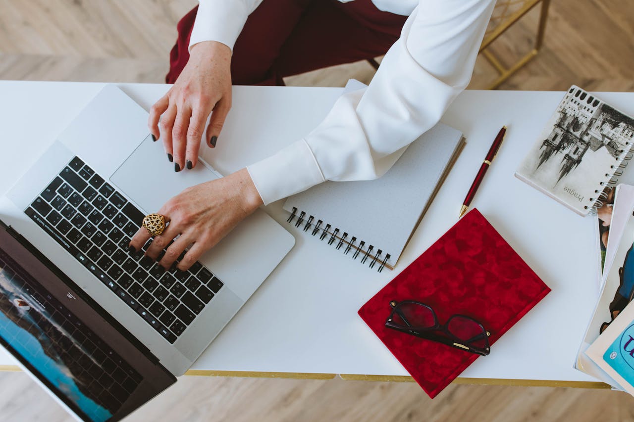 Žena radi na laptopu u kancelariji