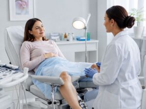 Žena sedi na stolici i razgovara sa doktorkom