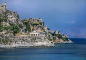 Kameni hram u antičkom stilu na obali pored mora.