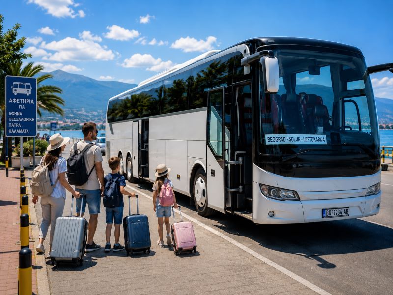 Putnici sa koferima na moru stoje ispred putničkog autobusa sa otvorenim vratima